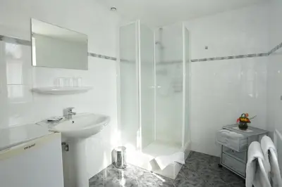 Salle de bains dans l'établissement Sylvie Fahrer et Fils