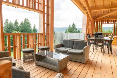 Coin salon dans l'établissement Chalet des sorbiers