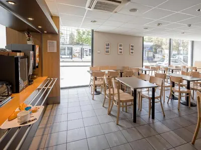 Télévision ou salle de divertissement dans l'établissement B&B HOTEL Mulhouse Centre