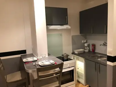 Cuisine ou kitchenette dans l'établissement F1 avec Terrasse, 5 min de Colmar, vignoble et free parking