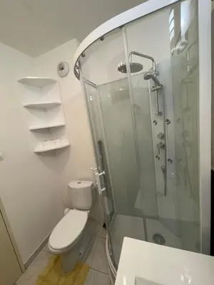 Salle de bains dans l'établissement F1 avec Terrasse, 5 min de Colmar, vignoble et free parking