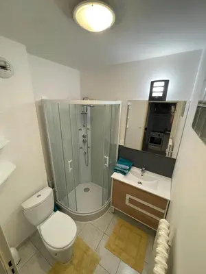 Salle de bains dans l'établissement F1 avec Terrasse, 5 min de Colmar, vignoble et free parking