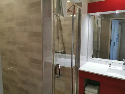 Salle de bains dans l'établissement Hotel Restaurant Au Parc des Cigognes