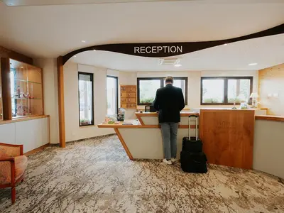 Hall ou réception de l'établissement Hotel Restaurant Au Parc des Cigognes