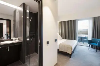 Un ou plusieurs lits dans un hébergement de l'établissement Best Western Plus Hotel Restaurant Les Humanistes proche Route des Vins