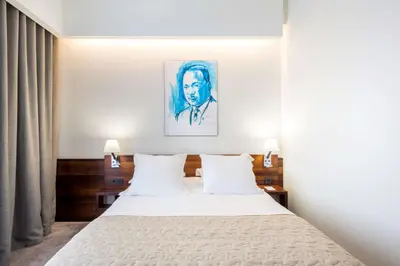 Un ou plusieurs lits dans un hébergement de l'établissement Best Western Plus Hotel Restaurant Les Humanistes proche Route des Vins