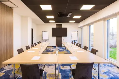 Espace de conférence ou salle de réunion dans l'établissement Best Western Plus Hotel Restaurant Les Humanistes proche Route des Vins