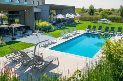 Piscine de l'établissement Best Western Plus Hotel Restaurant Les Humanistes proche Route des Vins ou située à proximité