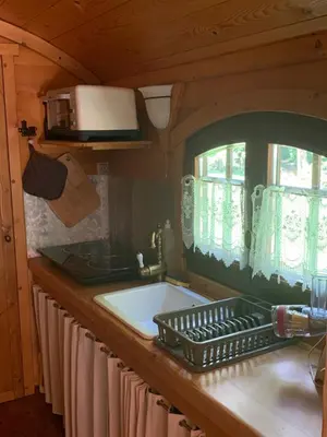 Cuisine ou kitchenette dans l'établissement La Roulotte du Randonneur