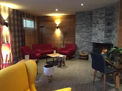 Coin salon dans l'établissement Logis Hôtel Restaurant Panorama