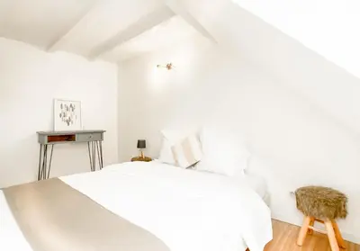 Un ou plusieurs lits dans un hébergement de l'établissement The downtown cosy apartments