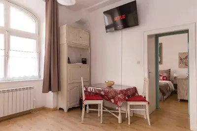 Télévision ou salle de divertissement dans l'établissement Travel Homes - The Bredele, next to Little Venice