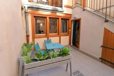 Balcon ou terrasse dans l'établissement La Petite Terrasse du Centre