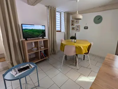 Télévision ou salle de divertissement dans l'établissement Cosy Gîte, King Bed, Fast WiFi