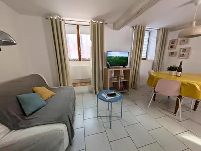 Télévision ou salle de divertissement dans l'établissement Cosy Gîte, King Bed, Fast WiFi