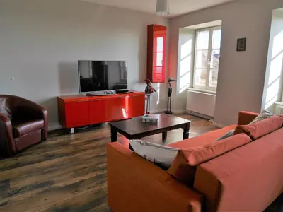 Télévision ou salle de divertissement dans l'établissement Les gîtes de la Tour, appartement 