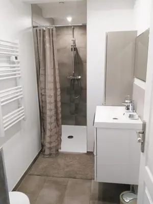 Salle de bains dans l'établissement Joli gîte F2 indépendant avec jardin privé