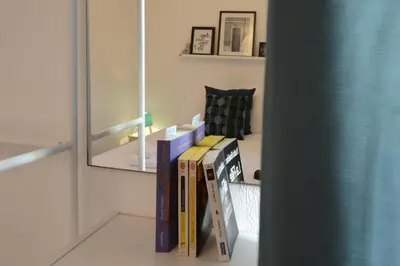 Bibliothèque dans l'appartement