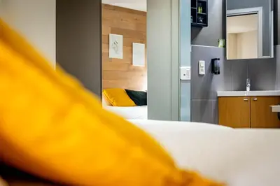Un ou plusieurs lits dans un hébergement de l'établissement Logis Hôtel Restaurant & Spa La Rochette