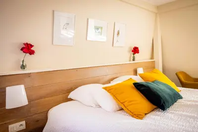 Un ou plusieurs lits dans un hébergement de l'établissement Logis Hôtel Restaurant & Spa La Rochette