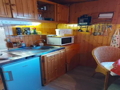 Cuisine ou kitchenette dans l'établissement Chalet with Garden in Lotharingen