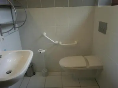 Salle de bains dans l'établissement Maison bleue Petermann