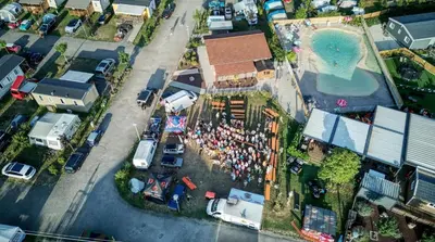 Vue panoramique sur l'établissement Camping du canal