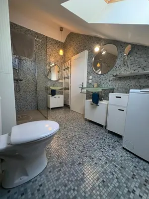 Salle de bains dans l'établissement L'ESCALE SELESTADIENNE