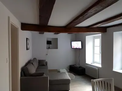 Télévision ou salle de divertissement dans l'établissement Les Colombages