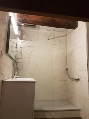 Salle de bains dans l'établissement Les Colombages