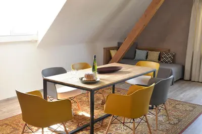 Coin salon dans l'établissement Gîte Aux Deux Clochers