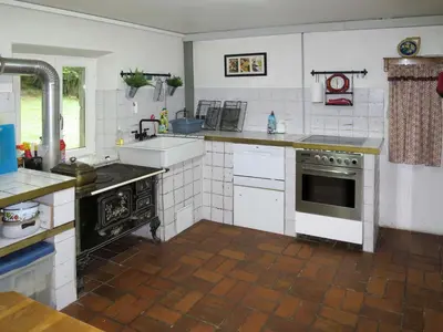 Cuisine ou kitchenette dans l'établissement Holiday Home Escher by Interhome