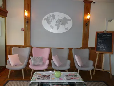 Coin salon dans l'établissement Hôtel Le Riquewihr