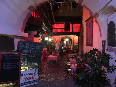 Restaurant ou autre lieu de restauration dans l'établissement Apartment in Riquewihr with Terrace