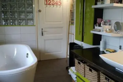 Salle de bains dans l'établissement Chambre dans ancienne Ferme rénovée