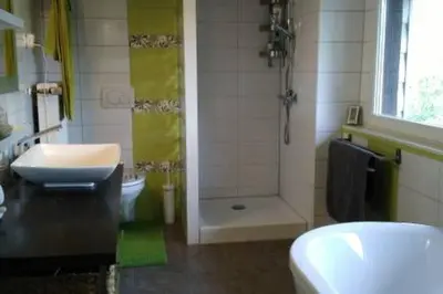 Salle de bains dans l'établissement Chambre dans ancienne Ferme rénovée