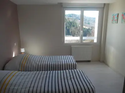 Un ou plusieurs lits dans un hébergement de l'établissement Appartement au centre du tholy pour 5 personnes maximum