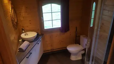 Salle de bains dans l'établissement Chalet Les Lilas