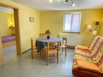 Coin salon dans l'établissement Apartment Résidence jaune et rose-1 by Interhome