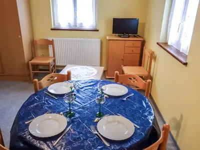 Télévision ou salle de divertissement dans l'établissement Apartment Résidence jaune et rose-2 by Interhome