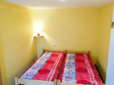 Un ou plusieurs lits dans un hébergement de l'établissement Apartment Résidence jaune et rose-2 by Interhome