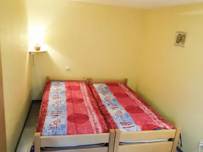Un ou plusieurs lits dans un hébergement de l'établissement Apartment Résidence jaune et rose-2 by Interhome