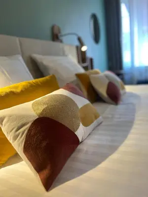 Un ou plusieurs lits dans un hébergement de l'établissement Hotel SPA Au Cheval Blanc