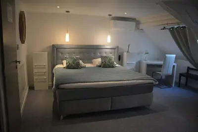 Un ou plusieurs lits dans un hébergement de l'établissement Hotel SPA Au Cheval Blanc