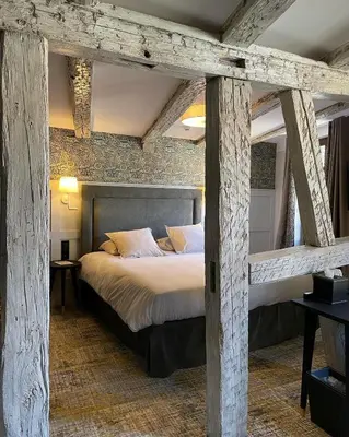 Un ou plusieurs lits dans un hébergement de l'établissement Logis Hôtel-Restaurant du Mouton
