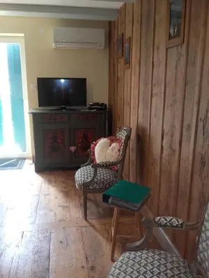 Télévision ou salle de divertissement dans l'établissement Gîte Marcel et Marianne jardin et parking privatifs