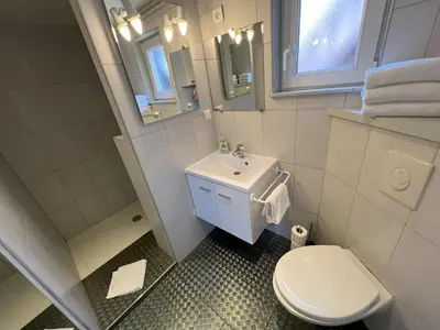 Salle de bains dans l'établissement Gîte Marcel et Marianne jardin et parking privatifs
