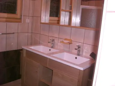 Salle de bains dans l'établissement Chalets les Marcels