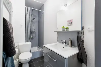 Salle de bains dans l'établissement Comfort Stay Basel Airport 1B46