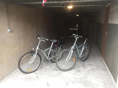 Vélo sur le terrain de l'établissement La Première Etoile ou dans les environs